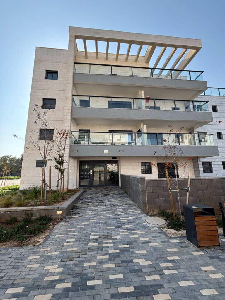 דירת גן חדשה להשכרה בלוד, בפרויקט אבני דרך ברובע הבינלאומי. 3.5 חדרים, 75 מ"ר, חצר פרטית עצומה 269 מ"ר, חניה פרטית ונגישות מהירה לכביש 1 ו-200. מספר נכס 375.