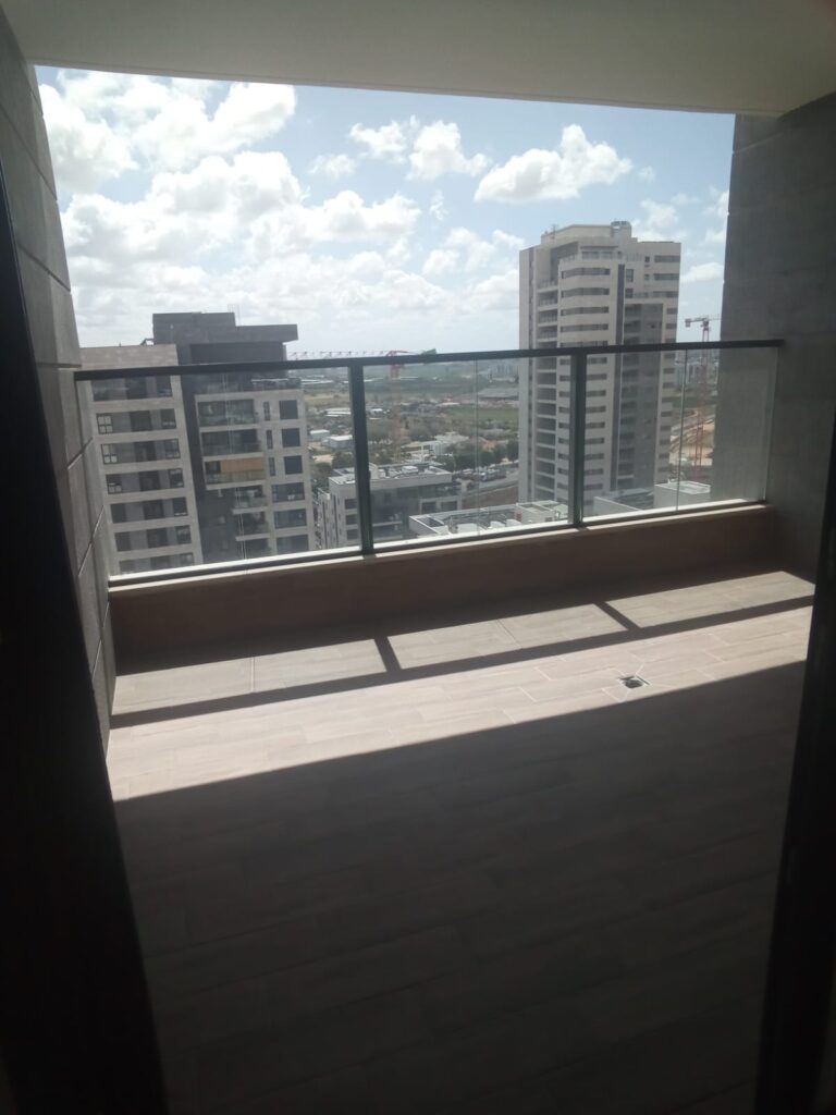 דירת 4 חדרים חדשה להשכרה בלוד, בשכונת נופי בן שמן ברחוב יער ברעם 8. קומה גבוהה, מרפסת שמש, מיזוג מיני מרכזי וחניה פרטית. כניסה מיידית. מספר נכס 369.