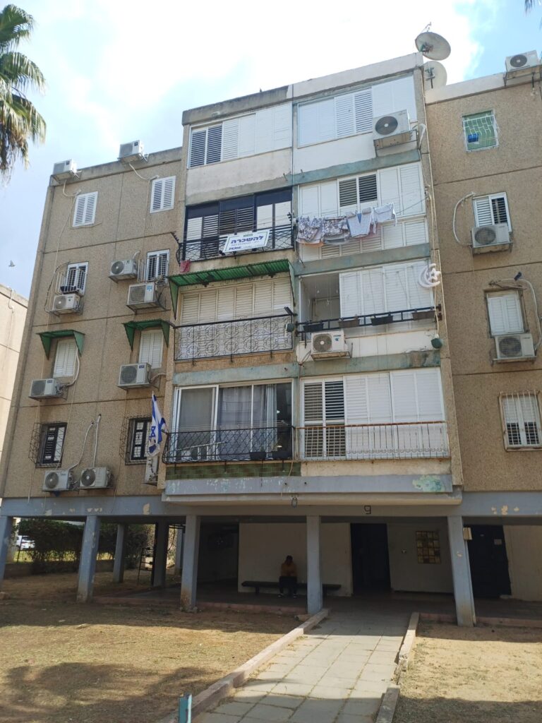 דירת 3.5 חדרים להשכרה בלוד ברחוב פיינשטיין 9. 70 מ"ר, קומה 3, משופצת עם שירותים כפולים וריהוט חלקי. מיקום מרכזי ליד מוסדות חינוך ותחבורה ציבורית. מספר נכס 386.