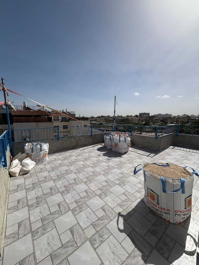 דירת סטודיו להשכרה בלוד בשכונת גני אביב ברחוב ניצנים 3. 50 מ"ר, קומה עליונה עם גג פרטי 80 מ"ר. משופצת, קרובה לפארק ולרכבת. מספר נכס 391.