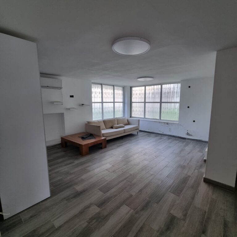 דירת 2 חדרים למכירה בלוד ברחוב אלי כהן 14. קומת קרקע, 65 מ"ר, אפשרות להרחבה ויציאה לחצר. נכס בפרויקט פינוי בינוי במיקום מרכזי. מספר נכס 390.