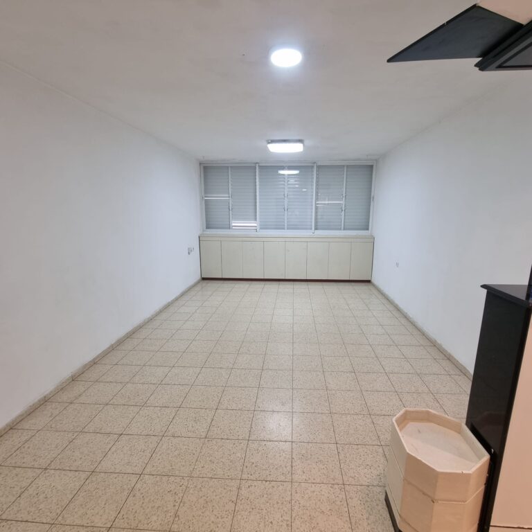 סוכן מטפל - אהרן . דירת 4 חדרים להשכרה בפתח תקווה ברחוב שבט גד 2. 85 מ"ר, קומה 2, מיזוג מרכזי, שירותים כפולים וארונות בכל החדרים. אזור שקט ונגיש. מספר נכס 384.