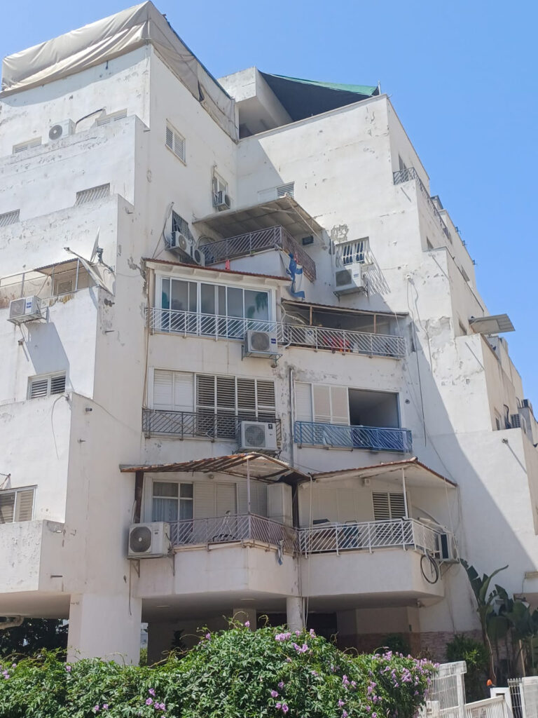 דירת 3 חדרים להשכרה בלוד ברחוב חנה סנש 2 – 70 מ"ר, מעלית, חניה פרטית ומיקום נוח ליד מרכזי קניות. כניסה מיידית. נכס 405.