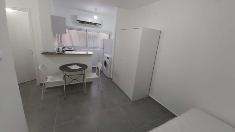 דירת סטודיו להשכרה בלוד ברחוב פיינשטיין 3 – 20 מ"ר, מרוהטת קומפלט, כולל חשבונות (למעט חשמל). כניסה ב-01/05/2026. נכס 406.