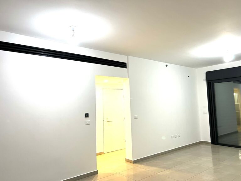 דירת 3 חדרים להשכרה ברחוב גאולה כהן 2 ברמלה – משופצת מהיסוד, מרפסת שמש וחניה פרטית. נכס 458.
