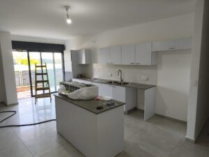 דירת גן 5 חדרים להשכרה ברחוב פורצי מסך הברזל בלוד. 135 מ"ר, גינה 75 מ"ר, חניה פרטית וכניסה מיידית. נכס 448.