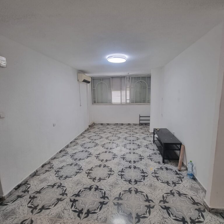אם אתם מחפשים דירת 3 חדרים להשכרה בלוד, בשכונת שרת המבוקשת, במצב מעולה ועם כניסה מיידית – הדירה ברחוב זלמן ארן 1 היא אפשרות שכדאי להכיר.