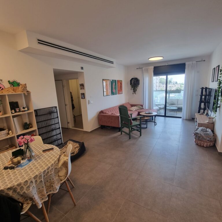אם אתם מחפשים דירת 3 חדרים להשכרה ברמלה, בשכונת נאות פרס החדשה, עם מרפסת שמש, ממ"ד, מחסן וחניה – הדירה ברחוב גאולה כהן 2 היא נכס שכדאי להכיר.