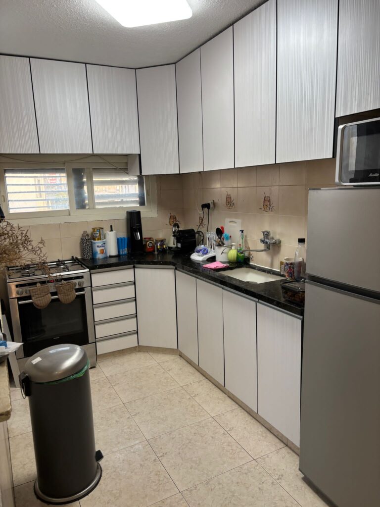 דירת 3 חדרים להשכרה ברחוב קדושי קהילת מזריץ' 12 בלוד. 78 מ"ר, באזור שקט, ליד קניון לוד ומתאימה גם למגורי פועלים. נכס 520.