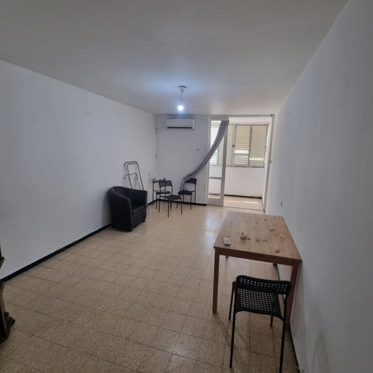דירת 3 חדרים להשכרה בשדרות דוד המלך 23 בלוד. 80 מ"ר, במרכז העיר, מתאימה גם למגורי פועלים וזמינה לכניסה מיידית. נכס 531.