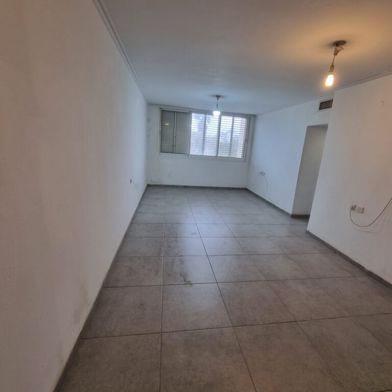 דירת 5 חדרים להשכרה ברחוב הרותם 15 בלוד. 100 מ"ר, מקלחת ושירותים כפולים, שכונה שקטה וכניסה מיידית. נכס 532.