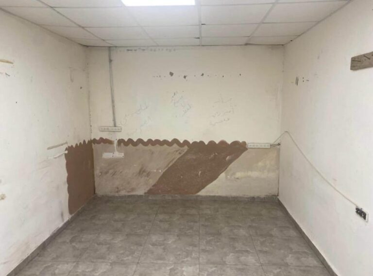 מחסן להשכרה ברחוב מודיעין 5 בלוד. 28 מ"ר בקומת קרקע באזור התעשייה, חניה גדולה וארנונה, מים וחשמל כלולים. כניסה מיידית.
