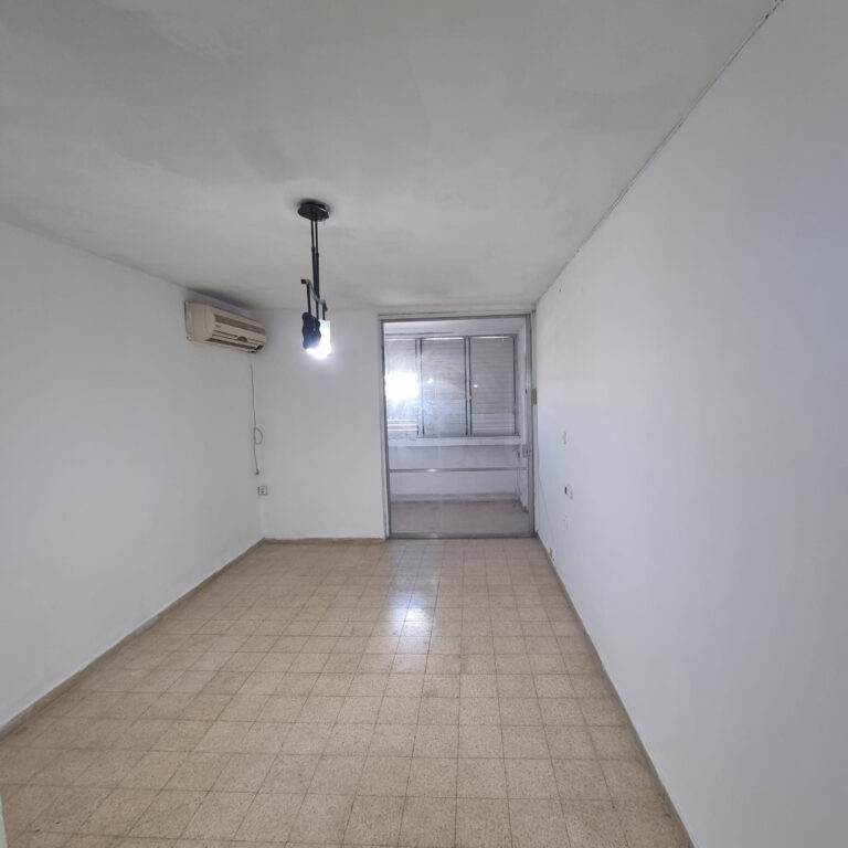 דירת 3 חדרים להשכרה בשדרות חטיבת יפתח 6 בלוד. 70 מ"ר, קומה 3, מרוהטת עם אפשרות להוצאת ריהוט, ליד רכבת לוד. כניסה 01.11.26.
