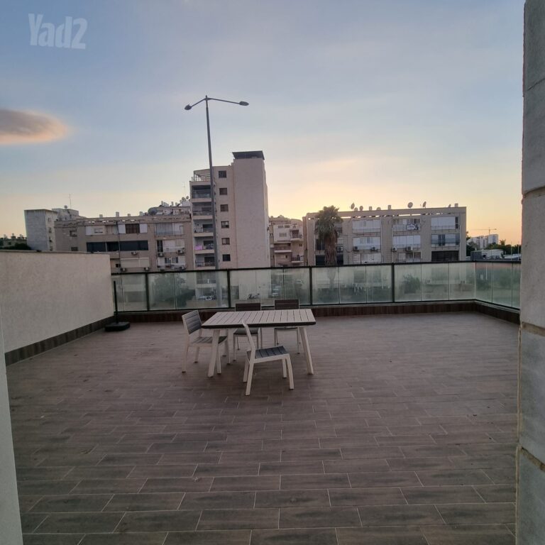 דירת גן צפה 3 חדרים להשכרה בגאולה כהן, רמלה. 186 מ"ר מדווחים, משופצת מהיסוד, מרפסות 80 ו-12 מ"ר, 2 חניות ו-4 מעליות. כניסה 25.10.26.