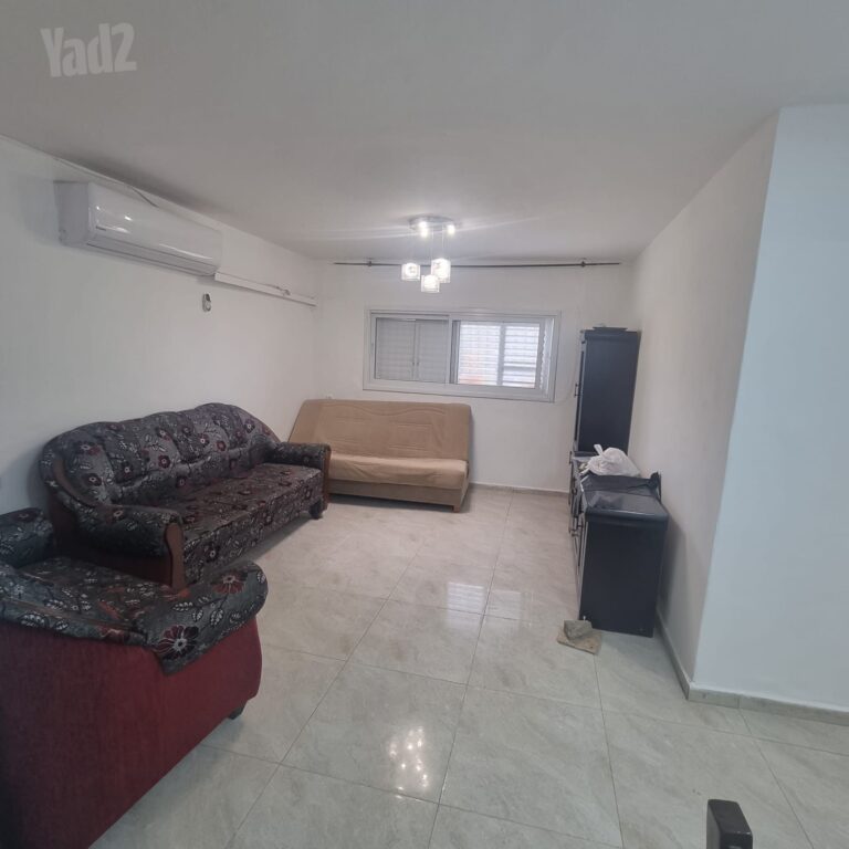 דירת 3 חדרים להשכרה ברחוב שבט נפתלי 4 בפתח תקווה. 70 מ"ר, קומה 3, שמורה ומרוהטת, מתאימה גם למגורי עובדים. כניסה מיידית.