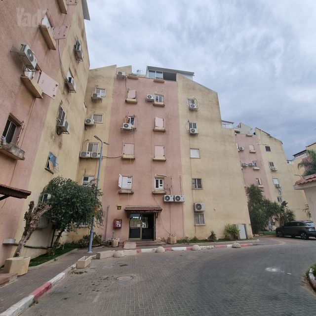 דירת 4.5 חדרים להשכרה במשעול שמחה הולצברג 18 בפתח תקווה. 103 מ"ר, קומה 1, ממ"ד, מרפסת שמש וחניה פרטית. כניסה מיידית.