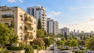 פינוי בינוי לפי כתובת – בניין מגורים ותיק לצד בנייני מגורים חדשים בהתחדשות עירונית
