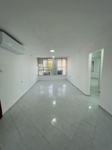 דירת 3 חדרים למכירה ברחוב יהודה שטיין 10, רמלה – 70 מ"ר, משופצת חלקית ובמצב מעולה. מושכרת ב־3,000 ₪ לחודש. נמצאת בפרויקט התחדשות עירונית – מתחם אשכול עם יזם אפי קפיטל. מיקום מרכזי סמוך לקניון עזריאלי. מספר נכס 238.