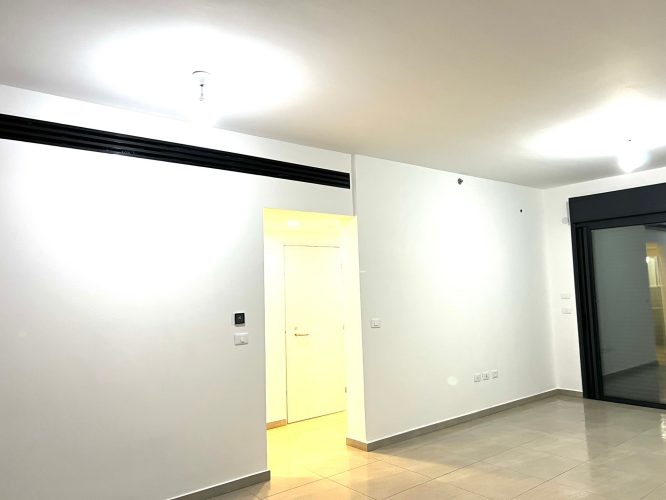 דירת 3 חדרים להשכרה ברחוב גאולה כהן 2 ברמלה – משופצת מהיסוד, מרפסת שמש וחניה פרטית. נכס 458.