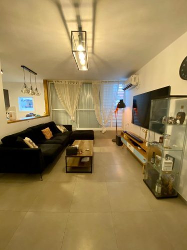 דירת 3 חדרים למכירה בראשון לציון ברחוב יהודה הלוי 72. דירה משופצת במיקום מרכזי עם פוטנציאל התחדשות עירונית, מתאימה למגורים ולהשקעה. מספר נכס 327.