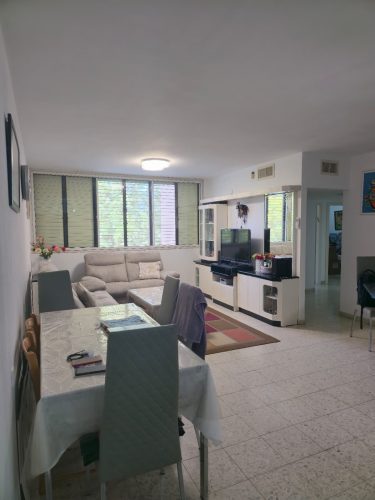 דירת 5 חדרים למכירה ברחוב הנרייטה סולד 115, לוד – 115 מ"ר לפי דף ארנונה. בקומה 3 מתוך 9, שמורה ומסודרת. מיקום מצוין בשכונת פסגת לוד – שכונה קטנה עם 4 בניינים, קרובה למוסדות חינוך, מרכזים מסחריים ותחבורה ציבורית. מספר נכס 254.