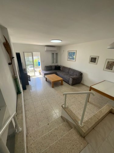 דירת 4 חדרים להשכרה בלנדאו 5 ראשון לציון – 90 מ"ר, מרפסת שמש, חנייה פרטית בטאבו, אזור שקט ומרכזי, קרוב לתחבורה ולמוסדות חינוך.