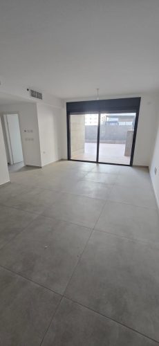 דירת גן 3 חדרים להשכרה בלוד – גינה צפה ענקית, מטבח משודרג, 2 חניות פרטיות, בשכונת נופי בן שמן החדשה.