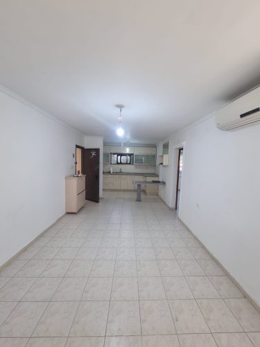 דירת 3 חדרים להשכרה ברחוב לאה גולדברג 4, לוד – 70 מ"ר, בקומת קרקע מתוך 3. שמורה ומסודרת, עם חצר קדמית 10 מ"ר וחצר אחורית 50 מ"ר. מיקום מרכזי ליד תחנת רכבת לוד. כניסה ב־10/10/25 (גמיש). מספר נכס 226.