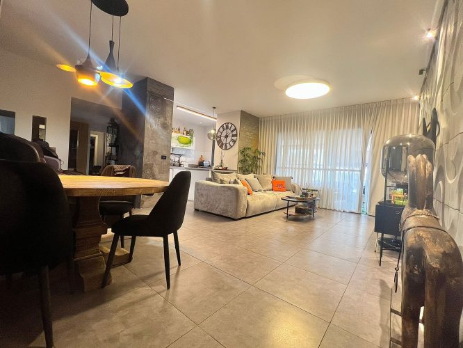 דירת 4 חד' יוקרתית למכירה בשושנה דמארי 4 רמלה. 136 מ"ר, קומה 3, משופצת ברמה גבוהה, בית חכם, מרפסת 16 מ"ר, מחסן וחניה מקורה בטאבו. כניסה גמישה. מס' נכס 317.