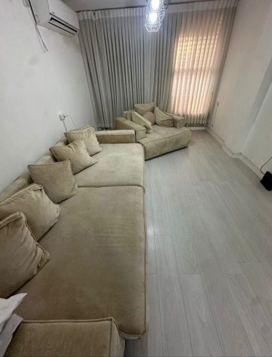 דירת 3 חדרים להשכרה בלוד ברחוב רחל אלתר 2 – דירה משופצת ומסודרת בגודל 60 מ"ר בקומה 1 מתוך 4, במיקום נוח עם קרבה למוסדות חינוך, בתי כנסת ותחבורה ציבורית נגישה. מתאימה ליחידים, זוגות או משפחות קטנות המחפשות פתרון מגורים איכותי ונגיש. כניסה בתאריך 01/05/2026. פיור נדל"ן מציעים ליווי מקצועי למציאת דירות להשכרה בלוד בהתאמה אישית.