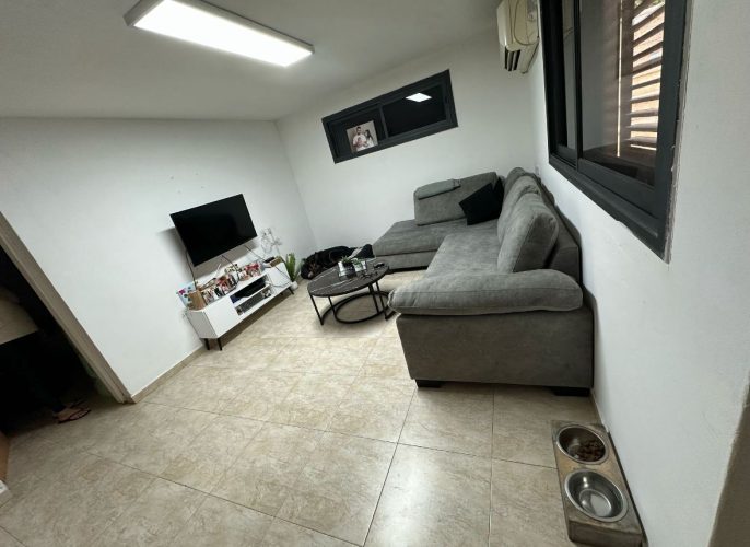 יחידת דיור להשכרה במושב זיתן – 4 חדרים, חצר פרטית, מיקום מעולה קרוב למרכז, מושב שקט עם נוף כפרי.