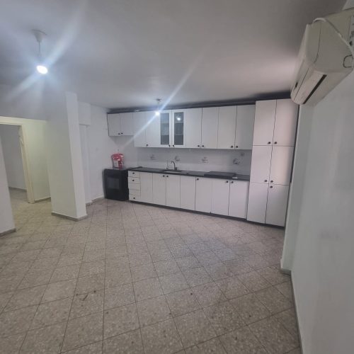 דירת 2 חדרים להשכרה בשדרות שלמה המלך 61 בלוד. 50 מ"ר, משופצת, סמוך למרכז העיר ולתחנת רכבת לוד. כניסה 01/09/2026.