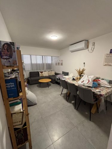 דירת 3 חדרים למכירה ברחוב אקסודוס 7 לוד. משופצת, במיקום מרכזי, חלק מתכנית התחדשות עירונית מאושרת. מספר נכס 302.