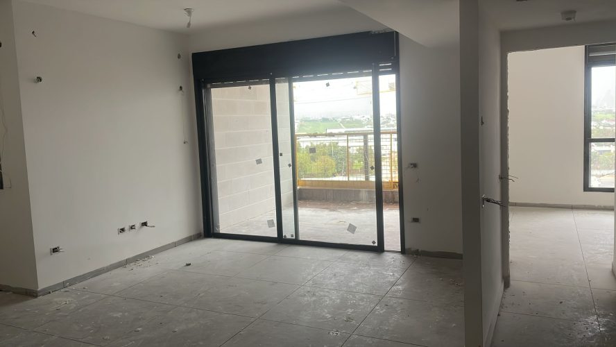 דירת 3 חדרים חדשה למכירה בלוד, בשכונת נופי בן שמן. דירה מרווחת בפרויקט בוטיק של שבירו עם מרפסת, מחסן וחניה, תנאי תשלום נוחים ואכלוס עתידי. מספר נכס 339.