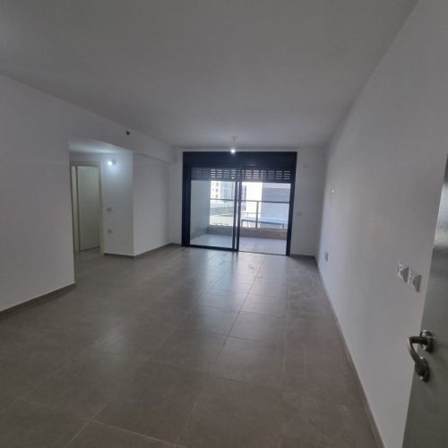 דירת 3 חדרים להשכרה ברחוב קק"ל 32, לוד – 80 מ"ר, קומה 3 מתוך 23. מיועדת להשכרה לפועלים. בבניין 4 מעליות ומרפסת שמש גדולה. מיקום מצוין בשכונת נופי בן שמן החדשה. מספר נכס 233.