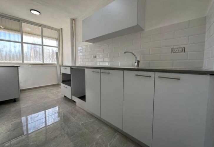 דירת 2 חדרים משופצת ברחוב גלעד 17 בלוד, קרובה לפארק, קניון ותחבורה נגישה. מושכרת ב־3,500 ₪ – מתאימה להשקעה. מס' נכס 267.