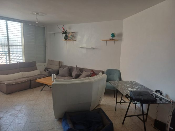 דירת 3 חד' למכירה ברחוב חנה סנש 2 לוד. 73 מ"ר, קומה 2, שמורה ומושכרת ב־4,000 ₪, חניה בטאבו. מיקום נגיש וקרוב למסחר ותחבורה. כניסה גמישה. מס' נכס 313.