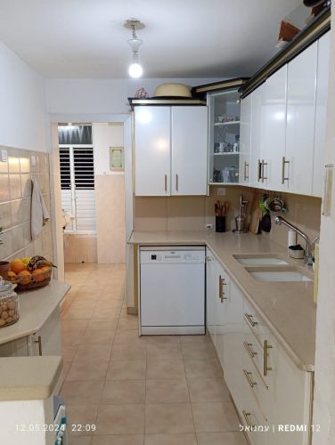 דירת 4.5 חד' למכירה בצמח צדק 2 לוד. 92 מ"ר, קומה 2, שמורה ומסודרת, שירותים משופצים. אזור שקט ומשפחתי, קרוב לחינוך, פארקים ומסחר. כניסה גמישה. מס' נכס 314.