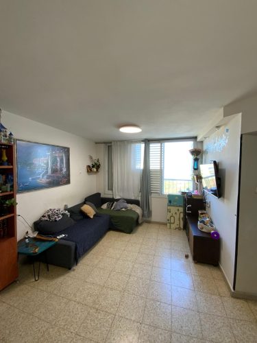 דירת 3 חדרים למכירה ברחוב נחושתן 4 בלוד. 60 מ"ר, קומה 5, מושכרת ב-3,300 ₪, 2 מעליות וחניה משותפת. מספר נכס 374.