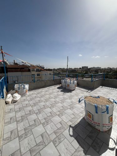 דירת סטודיו להשכרה בלוד בשכונת גני אביב ברחוב ניצנים 3. 50 מ"ר, קומה עליונה עם גג פרטי 80 מ"ר. משופצת, קרובה לפארק ולרכבת. מספר נכס 391.