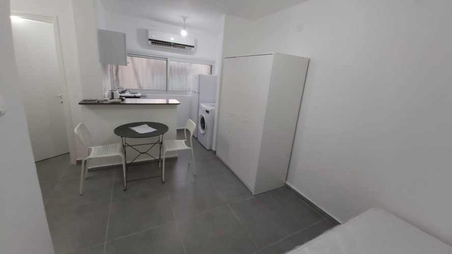 דירת סטודיו להשכרה בלוד ברחוב פיינשטיין 3 – 20 מ"ר, מרוהטת קומפלט, כולל חשבונות (למעט חשמל). כניסה ב-01/05/2026. נכס 406.