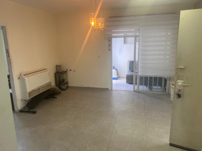 דירת גן 3 חדרים להשכרה ברחוב דן 2 בלוד, עם גינה פרטית וחנייה, מיקום נגיש ונעים בשכונת גני אביב.