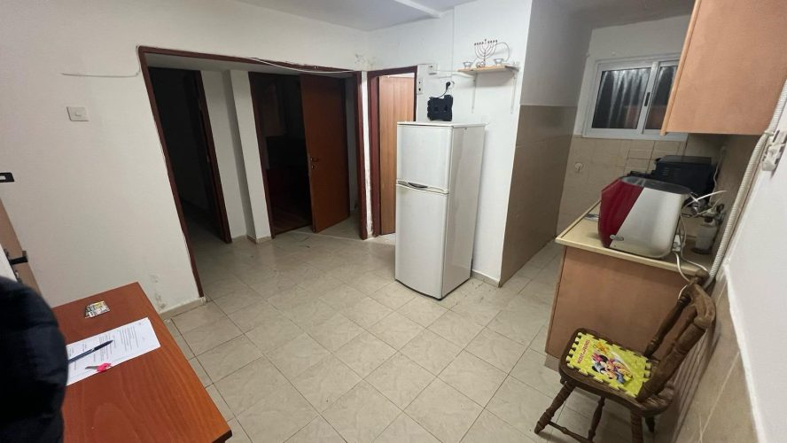 דירת 3 חדרים להשכרה ברחוב אריאב 2 בראשון לציון. 60 מ"ר, קומה 2 מתוך 4, שמורה ומתאימה גם לפועלים. כניסה מיידית. מספר נכס 385.