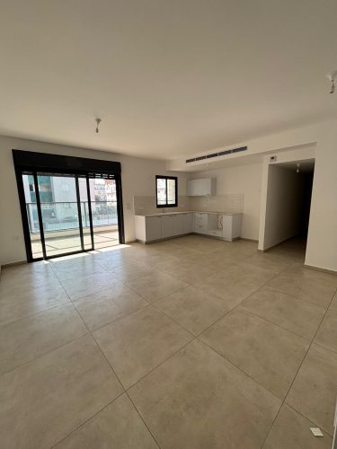 דירת 5.5 חדרים להשכרה בלוד – ברחוב מאיר הר ציון 11. חדשה, מרווחת, עם מרפסת שמש, חנייה פרטית ומיקום נגיש בקרבת תחנת רכבת גני אביב.