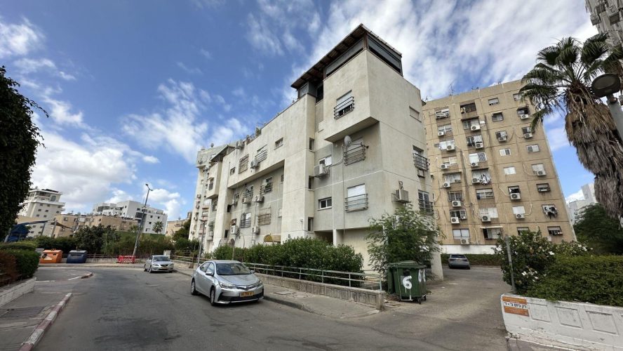 דירת 2 חדרים למכירה ברחוב אנה פרנק 6, לוד – 55 מ"ר, קומה 1 מתוך 4. משופצת כחדשה ובמצב מצוין, מושכרת ב־3,000 ₪ לחודש. מיקום מרכזי בעיר, קרוב לקניות, תחבורה ומוסדות חינוך. מספר נכס 237.