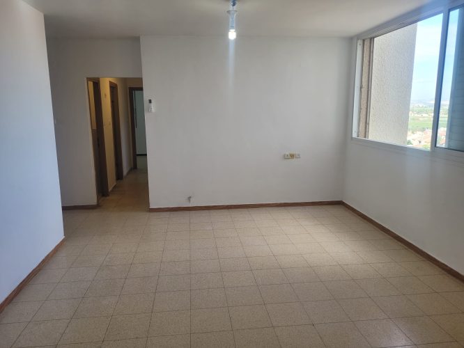 דירת 4 חד' למכירה ברחוב יקינטון 32 לוד. 80 מ"ר, קומה 7, נוף פתוח לבן שמן, בניין מטופח. מושכרת ב־5,000 ₪ עם תשואה מיידית. כניסה גמישה. מס' נכס 318.