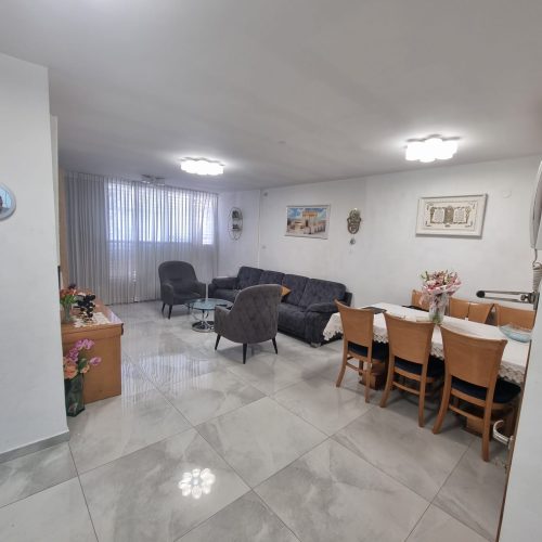 דירת 4 חד' למכירה בשדרות דוד המלך 14 לוד. 87 מ"ר, קומה 4, משופצת במצב מעולה, בניין מטופח עם מעלית חדשה. קרובה לרכבת ולתחבורה. כניסה גמישה. מס' נכס 323.