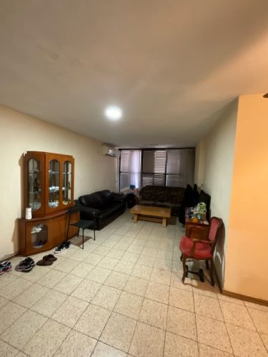 דירת 3 חדרים להשכרה בלוד ברחוב הרב קוק 10. דירה שמורה במיקום מרכזי, עם חניה משותפת וכניסה גמישה. מספר נכס 282.