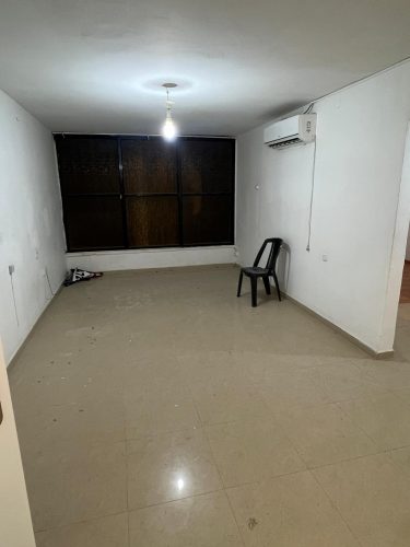 דירת 3 חדרים להשכרה ברמלה, ברחוב צה"ל 11. דירה שמורה ומסודרת במיקום מרכזי, קרובה למסחר ולתחבורה ציבורית, מתאימה למגורי פועלים. מספר נכס 340.