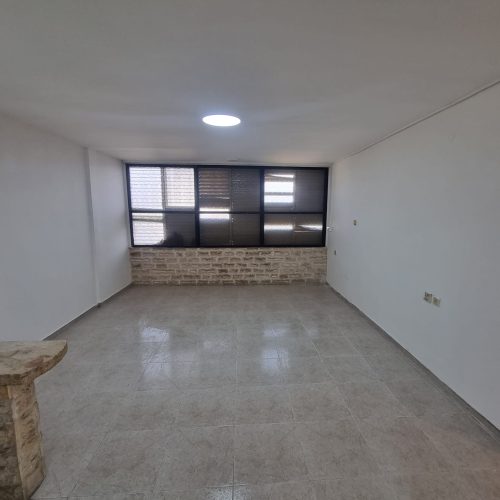 דירת 3 חדרים להשכרה ברחוב אילת 15, לוד – 78 מ"ר, קומה 4 מתוך 4. שמורה ומסודרת, ממוקמת על הציר המרכזי של העיר ליד בית המשפט וקניון לוד. מתאימה למגורי עובדים זרים. כניסה מיידית. מספר נכס 257.